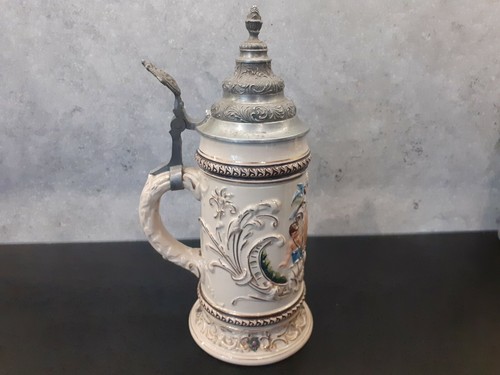 Alter bierkrug mit schönem - mit,